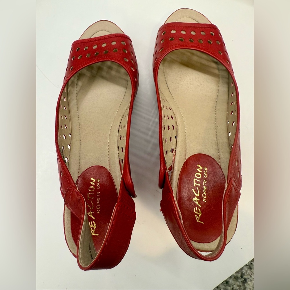 Kenneth  Cole Reaction Red Patton Sandals with Perforated Design size 9.5